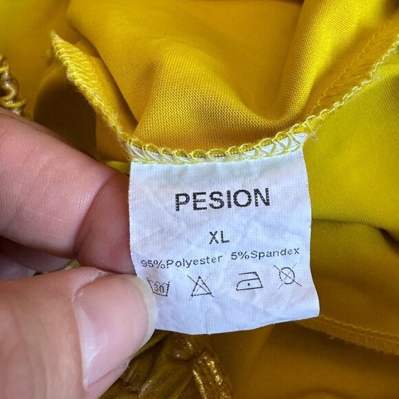 Pesion Women's Hot Shiny Metallic Gold Shorts - Size XL - Picture 5 of 5